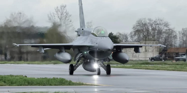 Imagen ilustrativa: Un F-16 estadounidense en la base aérea de Graf Ignatievo, en Bulgaria, en una fotografía publicada el 2 de abril de 2025. (Gobierno búlgaro vía AP)