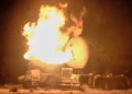 Esta fotografía, tomada de un video difundido por el canal de televisión Al Masirah, muestra un petrolero en llamas tras los ataques aéreos estadounidenses contra el puerto petrolero de Ras Isa, controlado por los islamistas hutíes respaldados por Irán en Hodeida, Yemen, el 18 de abril de 2025. (Al Masirah TV vía AP)