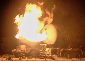 Esta fotografía, tomada de un video difundido por el canal de televisión Al Masirah, muestra un petrolero en llamas tras los ataques aéreos estadounidenses contra el puerto petrolero de Ras Isa, controlado por los islamistas hutíes respaldados por Irán en Hodeida, Yemen, el 18 de abril de 2025. (Al Masirah TV vía AP)