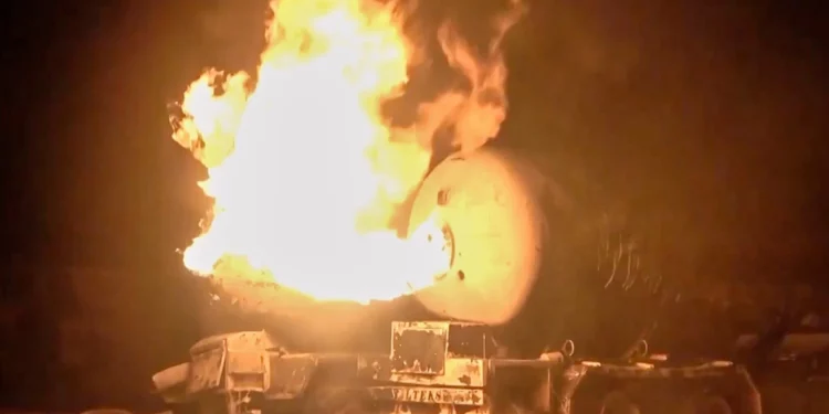 Esta fotografía, tomada de un video difundido por el canal de televisión Al Masirah, muestra un petrolero en llamas tras los ataques aéreos estadounidenses contra el puerto petrolero de Ras Isa, controlado por los islamistas hutíes respaldados por Irán en Hodeida, Yemen, el 18 de abril de 2025. (Al Masirah TV vía AP)