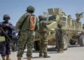 Cascos azules de la Unión Africana procedentes de Uganda brindan seguridad a los legisladores somalíes que llegan para emitir su voto en las elecciones presidenciales, en el campamento militar de Halane en Mogadiscio, Somalia, el 15 de mayo de 2022. (Foto AP/Farah Abdi Warsameh)