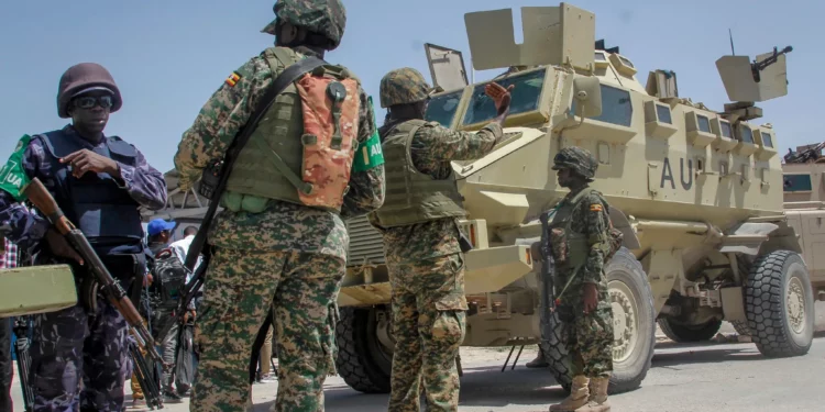Cascos azules de la Unión Africana procedentes de Uganda brindan seguridad a los legisladores somalíes que llegan para emitir su voto en las elecciones presidenciales, en el campamento militar de Halane en Mogadiscio, Somalia, el 15 de mayo de 2022. (Foto AP/Farah Abdi Warsameh)