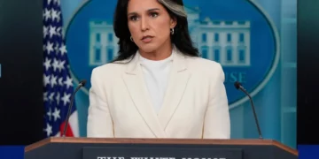 La entonces directora de Inteligencia Nacional de Estados Unidos, Tulsi Gabbard, habla con periodistas en la Sala de Prensa James Brady de la Casa Blanca, el 23 de julio de 2025, en Washington. (Foto AP/Julia Demaree Nikhinson)