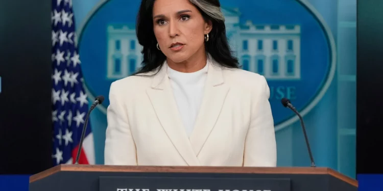 La entonces directora de Inteligencia Nacional de Estados Unidos, Tulsi Gabbard, habla con periodistas en la Sala de Prensa James Brady de la Casa Blanca, el 23 de julio de 2025, en Washington. (Foto AP/Julia Demaree Nikhinson)