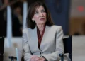 La gobernadora de Nueva York, Kathy Hochul, participa en la ceremonia de inauguración de las nuevas oficinas de JPMorgan Chase en Nueva York, el 21 de octubre de 2025. (AP/Seth Wenig)