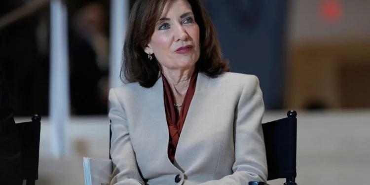 La gobernadora de Nueva York, Kathy Hochul, participa en la ceremonia de inauguración de las nuevas oficinas de JPMorgan Chase en Nueva York, el 21 de octubre de 2025. (AP/Seth Wenig)