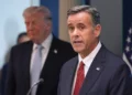 El director de la CIA, John Ratcliffe, habla con periodistas en la sala de prensa James Brady de la Casa Blanca, el 6 de abril de 2026, en Washington, mientras el presidente estadounidense Donald Trump observa. (AP/Alex Brandon)