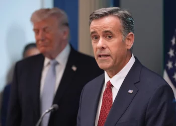 El director de la CIA, John Ratcliffe, habla con periodistas en la sala de prensa James Brady de la Casa Blanca, el 6 de abril de 2026, en Washington, mientras el presidente estadounidense Donald Trump observa. (AP/Alex Brandon)