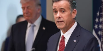 El director de la CIA, John Ratcliffe, habla con periodistas en la sala de prensa James Brady de la Casa Blanca, el 6 de abril de 2026, en Washington, mientras el presidente estadounidense Donald Trump observa. (AP/Alex Brandon)