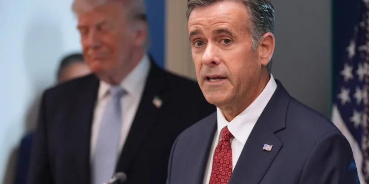 El director de la CIA, John Ratcliffe, habla con periodistas en la sala de prensa James Brady de la Casa Blanca, el 6 de abril de 2026, en Washington, mientras el presidente estadounidense Donald Trump observa. (AP/Alex Brandon)