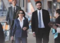 La gobernadora de Nueva York, Kathy Hochul, y el alcalde de la ciudad de Nueva York, Zohran Mamdani, llegan a una conferencia de prensa en el distrito de Staten Island, Nueva York, el 27 de abril de 2026. (AP/Seth Wenig)