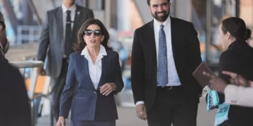 La gobernadora de Nueva York, Kathy Hochul, y el alcalde de la ciudad de Nueva York, Zohran Mamdani, llegan a una conferencia de prensa en el distrito de Staten Island, Nueva York, el 27 de abril de 2026. (AP/Seth Wenig)