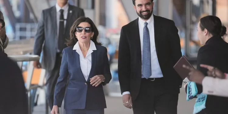 La gobernadora de Nueva York, Kathy Hochul, y el alcalde de la ciudad de Nueva York, Zohran Mamdani, llegan a una conferencia de prensa en el distrito de Staten Island, Nueva York, el 27 de abril de 2026. (AP/Seth Wenig)