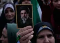 Una mujer sostiene una fotografía del líder supremo iraní, el ayatolá Mojtaba Jamenei, durante una manifestación organizada por el Estado en Teherán, Irán, el 29 de abril de 2026. (Foto AP/Vahid Salemi)