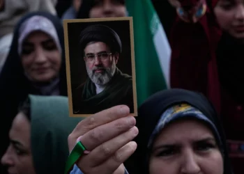 Una mujer sostiene una fotografía del líder supremo iraní, el ayatolá Mojtaba Jamenei, durante una manifestación organizada por el Estado en Teherán, Irán, el 29 de abril de 2026. (Foto AP/Vahid Salemi)