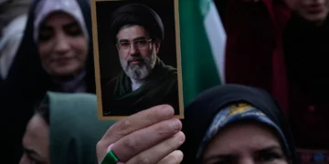 Una mujer sostiene una fotografía del líder supremo iraní, el ayatolá Mojtaba Jamenei, durante una manifestación organizada por el Estado en Teherán, Irán, el 29 de abril de 2026. (Foto AP/Vahid Salemi)