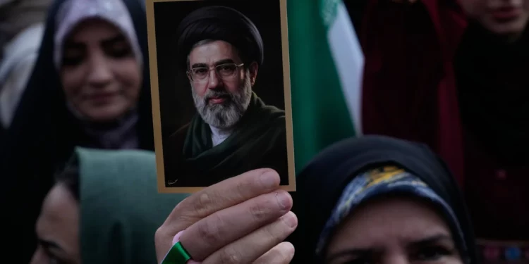 Una mujer sostiene una fotografía del líder supremo iraní, el ayatolá Mojtaba Jamenei, durante una manifestación organizada por el Estado en Teherán, Irán, el 29 de abril de 2026. (Foto AP/Vahid Salemi)