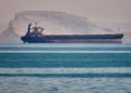 Un buque de carga a granel permanece anclado en el estrecho de Ormuz, frente a Bandar Abbas, Irán, el 2 de mayo de 2026. (Amirhosein Khorgooi/ISNA vía AP)