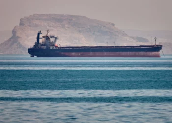 Un buque de carga a granel permanece anclado en el estrecho de Ormuz, frente a Bandar Abbas, Irán, el 2 de mayo de 2026. (Amirhosein Khorgooi/ISNA vía AP)