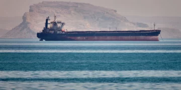 Un buque de carga a granel permanece anclado en el estrecho de Ormuz, frente a Bandar Abbas, Irán, el 2 de mayo de 2026. (Amirhosein Khorgooi/ISNA vía AP)
