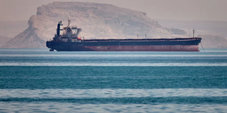 Un buque de carga a granel permanece anclado en el estrecho de Ormuz, frente a Bandar Abbas, Irán, el 2 de mayo de 2026. (Amirhosein Khorgooi/ISNA vía AP)