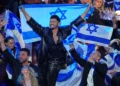Noam Bettan, de Israel, en el centro, reacciona al recibir los puntos durante la Gran Final del 70º Festival de Eurovisión en Viena, Austria, el 17 de mayo de 2026. (AP/Martin Meissner)