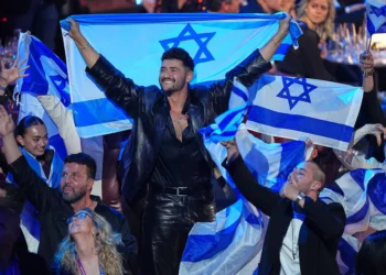 Noam Bettan, de Israel, en el centro, reacciona al recibir los puntos durante la Gran Final del 70º Festival de Eurovisión en Viena, Austria, el 17 de mayo de 2026. (AP/Martin Meissner)