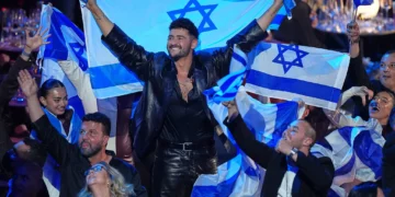 Noam Bettan, de Israel, en el centro, reacciona al recibir los puntos durante la Gran Final del 70º Festival de Eurovisión en Viena, Austria, el 17 de mayo de 2026. (AP/Martin Meissner)