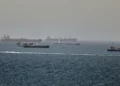 Se observan buques cisterna y de carga en el golfo de Omán, a lo largo de las rutas marítimas que conectan el estrecho de Ormuz con el mar Arábigo, el 16 de junio de 2026. (Foto AP)