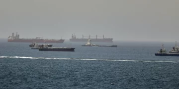 Se observan buques cisterna y de carga en el golfo de Omán, a lo largo de las rutas marítimas que conectan el estrecho de Ormuz con el mar Arábigo, el 16 de junio de 2026. (Foto AP)
