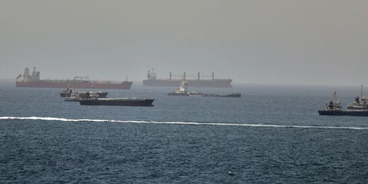 Se observan buques cisterna y de carga en el golfo de Omán, a lo largo de las rutas marítimas que conectan el estrecho de Ormuz con el mar Arábigo, el 16 de junio de 2026. (Foto AP)
