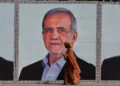 Una mujer pasa junto a una valla publicitaria de bienvenida con la imagen del presidente iraní Masoud Pezeshkian en una carretera de Islamabad, Pakistán, el martes 23 de junio de 2026. (Foto AP/Anjum Naveed)