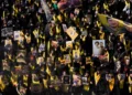 Simpatizantes de Hezbolá portan retratos de combatientes de Hezbolá caídos en combate mientras marchan durante el día sagrado de Ashura, que conmemora el martirio del nieto del profeta Mahoma, Hussein, en el siglo VII, en Dahiyeh, suburbio al sur de Beirut, Líbano, el 26 de junio de 2026. (Foto AP/Hussein Malla)