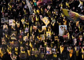 Simpatizantes de Hezbolá portan retratos de combatientes de Hezbolá caídos en combate mientras marchan durante el día sagrado de Ashura, que conmemora el martirio del nieto del profeta Mahoma, Hussein, en el siglo VII, en Dahiyeh, suburbio al sur de Beirut, Líbano, el 26 de junio de 2026. (Foto AP/Hussein Malla)
