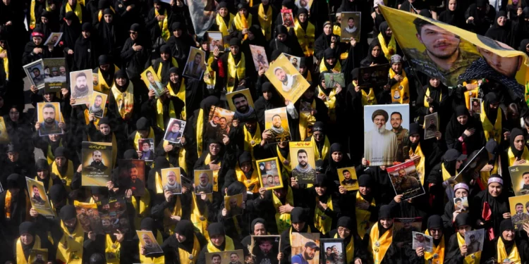 Simpatizantes de Hezbolá portan retratos de combatientes de Hezbolá caídos en combate mientras marchan durante el día sagrado de Ashura, que conmemora el martirio del nieto del profeta Mahoma, Hussein, en el siglo VII, en Dahiyeh, suburbio al sur de Beirut, Líbano, el 26 de junio de 2026. (Foto AP/Hussein Malla)