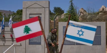 Soldados de las FDI en un monumento conmemorativo en la frontera con el Líbano, en el norte de Israel, el 28 de junio de 2026. (Foto AP/Ohad Zwigenberg)
