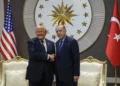 El presidente Donald Trump, a la izquierda, estrecha la mano del presidente turco Recep Tayyip Erdogan a su llegada a la cumbre de la OTAN en Ankara, Turquía, el martes 7 de julio de 2026. (Osmancan Gürdoğan, foto de archivo vía AP)