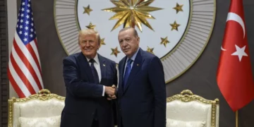 El presidente Donald Trump, a la izquierda, estrecha la mano del presidente turco Recep Tayyip Erdogan a su llegada a la cumbre de la OTAN en Ankara, Turquía, el martes 7 de julio de 2026. (Osmancan Gürdoğan, foto de archivo vía AP)