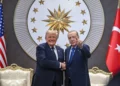 El presidente Donald Trump, a la izquierda, estrecha la mano del presidente turco Recep Tayyip Erdogan a su llegada a la cumbre de la OTAN en Ankara, Turquía, el martes 7 de julio de 2026. (Doğukan Keskinkılıç, Pool Photo vía AP)
