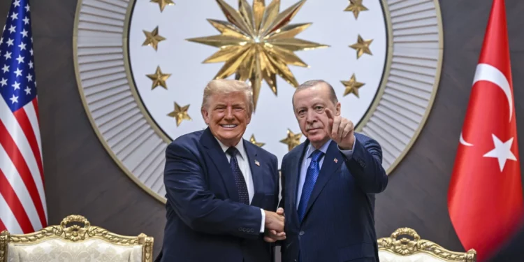 El presidente Donald Trump, a la izquierda, estrecha la mano del presidente turco Recep Tayyip Erdogan a su llegada a la cumbre de la OTAN en Ankara, Turquía, el martes 7 de julio de 2026. (Doğukan Keskinkılıç, Pool Photo vía AP)