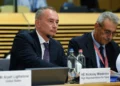 Nickolay Mladenov, Coordinador Especial de la ONU para el Proceso de Paz en Oriente Medio (a la izquierda), asiste a una mesa redonda del Grupo de Donantes Palestinos en la sede de la UE en Bruselas, el 13 de julio de 2026. (John Thys, Pool Photo vía AP)