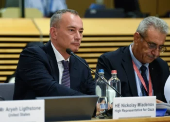 Nickolay Mladenov, Coordinador Especial de la ONU para el Proceso de Paz en Oriente Medio (a la izquierda), asiste a una mesa redonda del Grupo de Donantes Palestinos en la sede de la UE en Bruselas, el 13 de julio de 2026. (John Thys, Pool Photo vía AP)