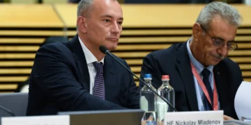 Nickolay Mladenov, Coordinador Especial de la ONU para el Proceso de Paz en Oriente Medio (a la izquierda), asiste a una mesa redonda del Grupo de Donantes Palestinos en la sede de la UE en Bruselas, el 13 de julio de 2026. (John Thys, Pool Photo vía AP)