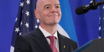 El presidente de la FIFA, Gianni Infantino, pronuncia un discurso durante una recepción en la Torre Trump con el presidente estadounidense Donald Trump en Nueva York, el 17 de julio de 2026. (Foto AP/Jacquelyn Martin)