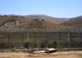 La frontera entre Siria y la ciudad de Majdal Shams, en los Altos del Golán, controlada por Israel, se observa el 21 de julio de 2026. (Foto AP/Ariel Schalit)