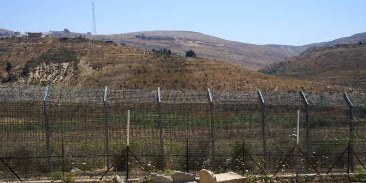 La frontera entre Siria y la ciudad de Majdal Shams, en los Altos del Golán, controlada por Israel, se observa el 21 de julio de 2026. (Foto AP/Ariel Schalit)