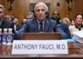 El Dr. Anthony Fauci comparece ante el Comité de Seguridad Nacional y Asuntos Gubernamentales del Senado en el Capitolio, el 29 de julio de 2026, en Washington. (AP/Allison Robbert)