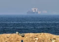 Se observan buques de carga en alta mar cerca del estrecho de Ormuz, vistos desde una costa rocosa cerca de Khor Fakkan, Emiratos Árabes Unidos, el 1 de mayo de 2026. (Foto AP/Fatima Shbair)
