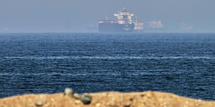 Se observan buques de carga en alta mar cerca del estrecho de Ormuz, vistos desde una costa rocosa cerca de Khor Fakkan, Emiratos Árabes Unidos, el 1 de mayo de 2026. (Foto AP/Fatima Shbair)