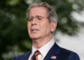 El secretario del Tesoro de Estados Unidos, Scott Bessent, habla durante una entrevista con Fox News frente a la Casa Blanca, el 30 de julio de 2026, en Washington. (Foto AP/Julia Demaree Nikhinson)